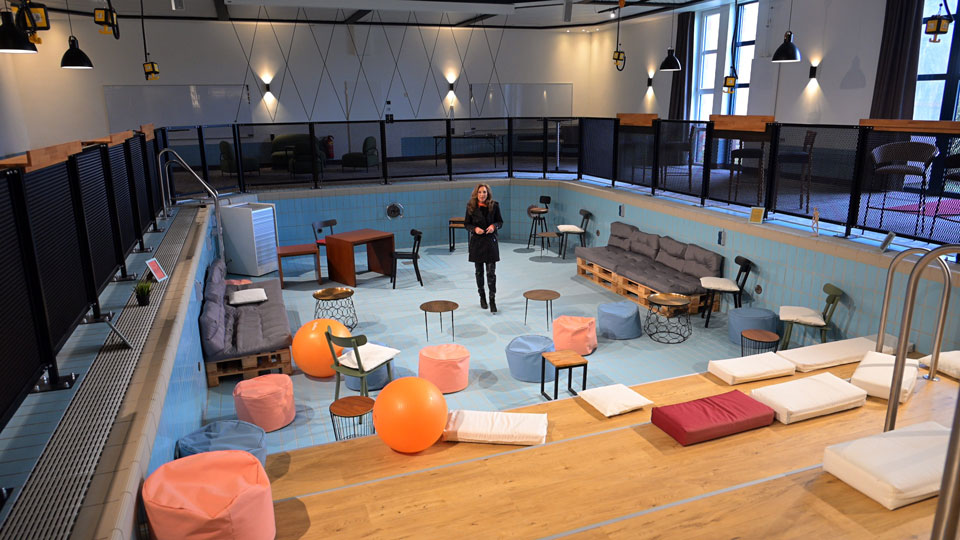 Friseurmeisterin Elisabeth Würz als Friseuronautin.