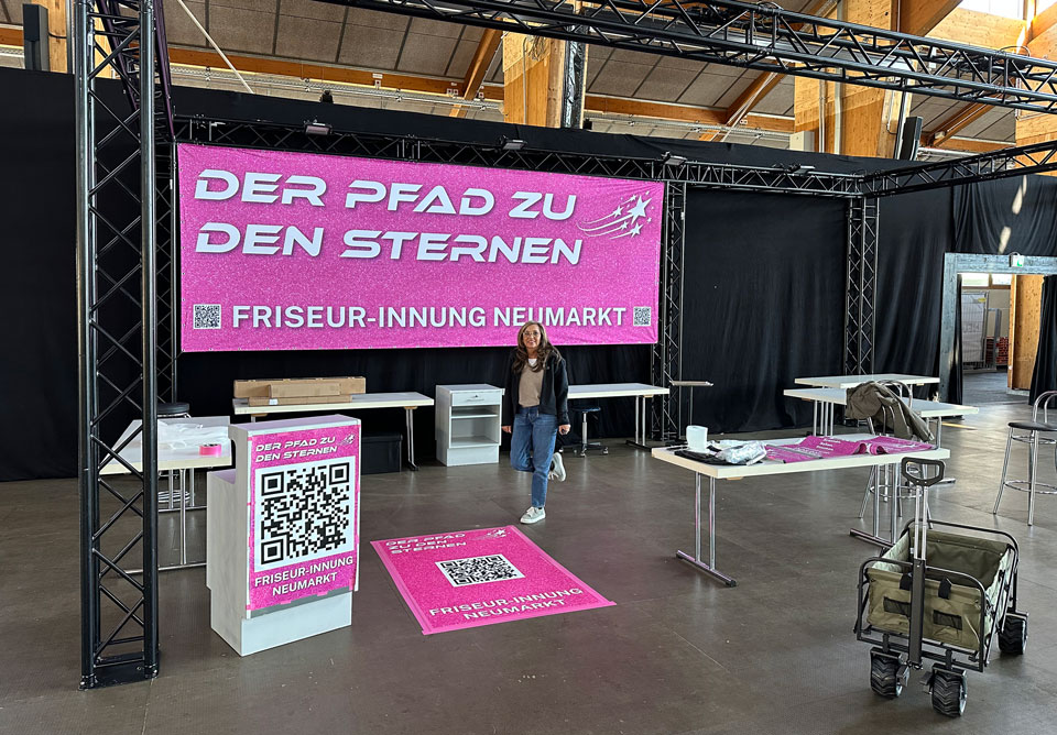 Friseurmeisterin Elisabeth Würz als Friseuronautin.