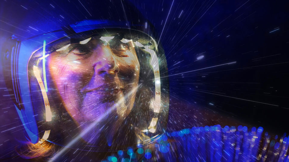 Friseurmeisterin Elisabeth Würz als Friseuronautin.