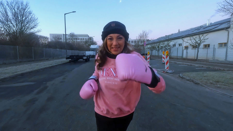 Friseurmeisterin Elisabeth Würz als Friseuronautin.