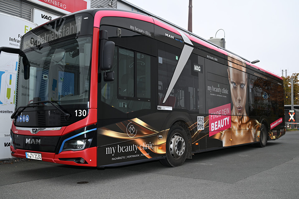 Macht mächtig Eindruck: die Bus-Vollfolierung für die „My Beauty Clinic“ in Nürnberg. Ein VAG-Bus wurde damit effektvoll verschönert.