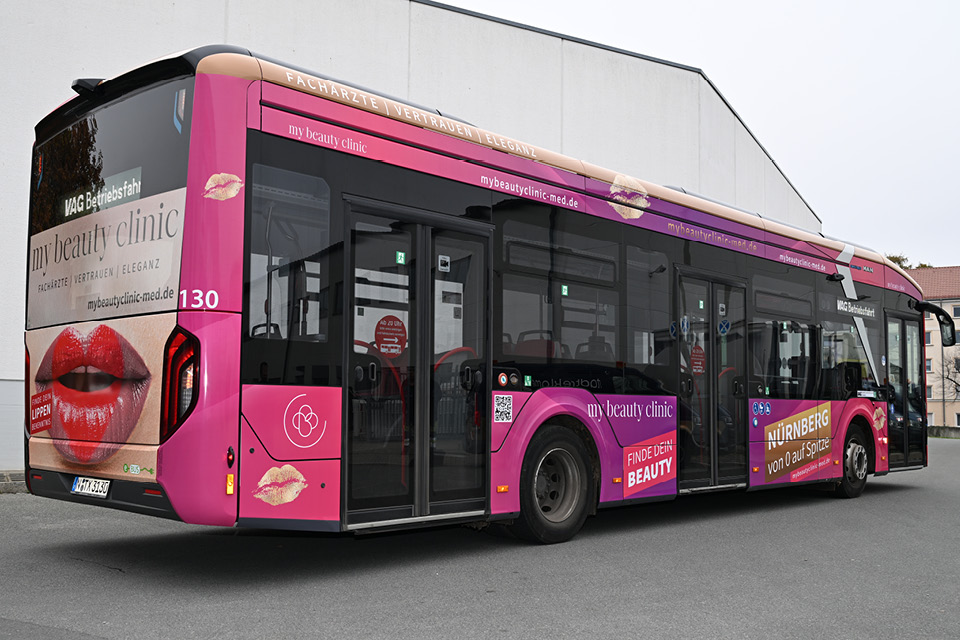 Macht mächtig Eindruck: die Bus-Vollfolierung für die „My Beauty Clinic“ in Nürnberg. Ein VAG-Bus wurde damit effektvoll verschönert.