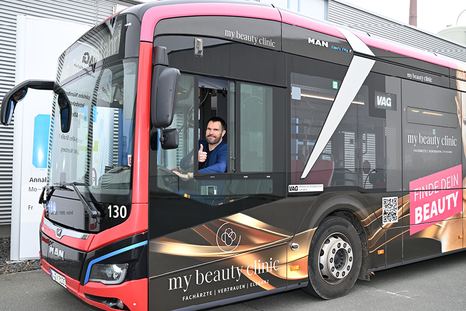 Macht mächtig Eindruck: die Bus-Vollfolierung für die „My Beauty Clinic“ in Nürnberg. Ein VAG-Bus wurde damit effektvoll verschönert.