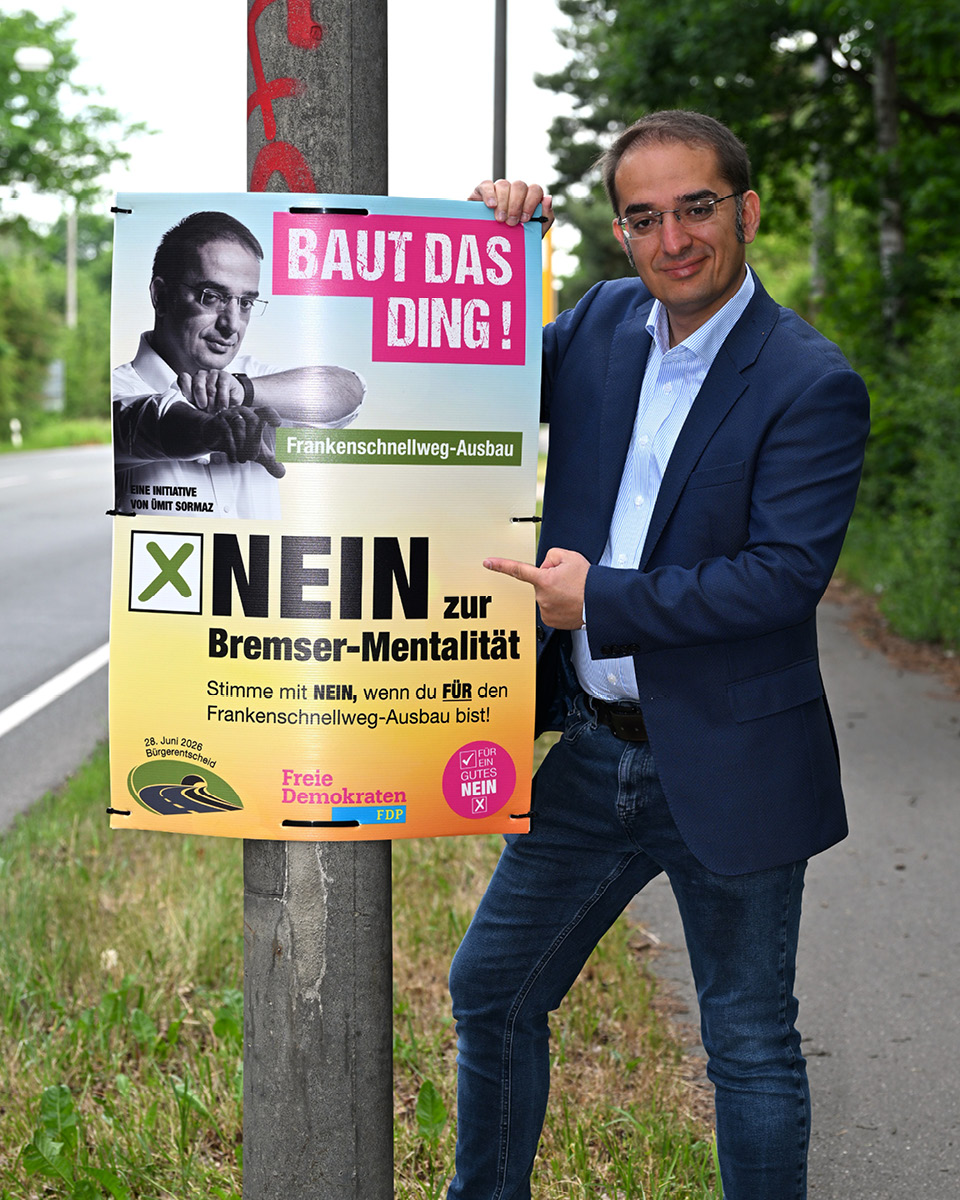 Ümit Sormaz am Frankenschnellweg mit Plakat